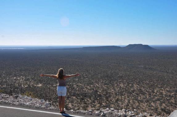 Vista da imensa planície desértica, subindo a Sierra de San Francisco, no deserto Vizcaino, na Baja California - México